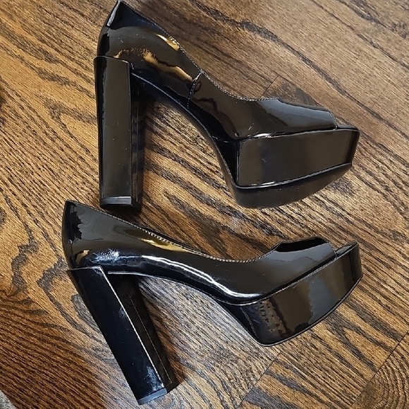 Kenneth Cole Black Glossy Peep-Toe Heels - Picture 10 of 10